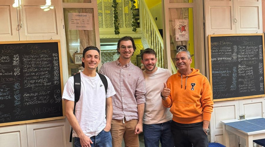 Clients avec le propriétaire corner café