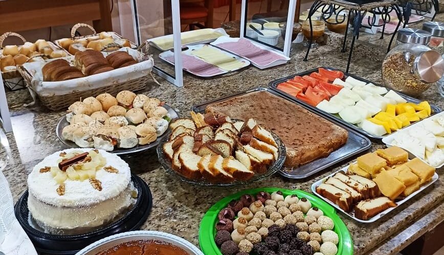Café da manhã de qualidade, servido gratuitamente aos hóspedes.