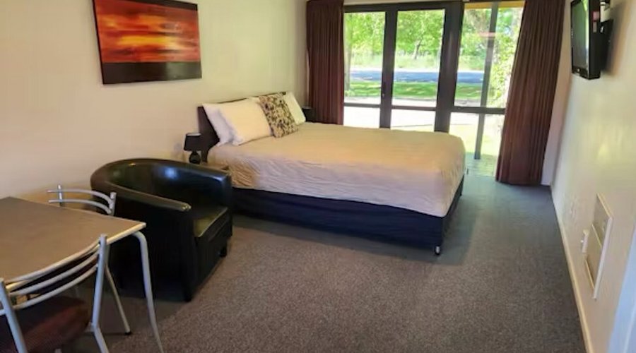 One Bedroom Two Queens