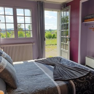Offrez-vous une pause dans nos chambres lumineuses avec terrasse privée et accès direct sur la nature. Un cocon de confort idéal pour des vacances au calme, à deux pas du Lac de Vassivière.