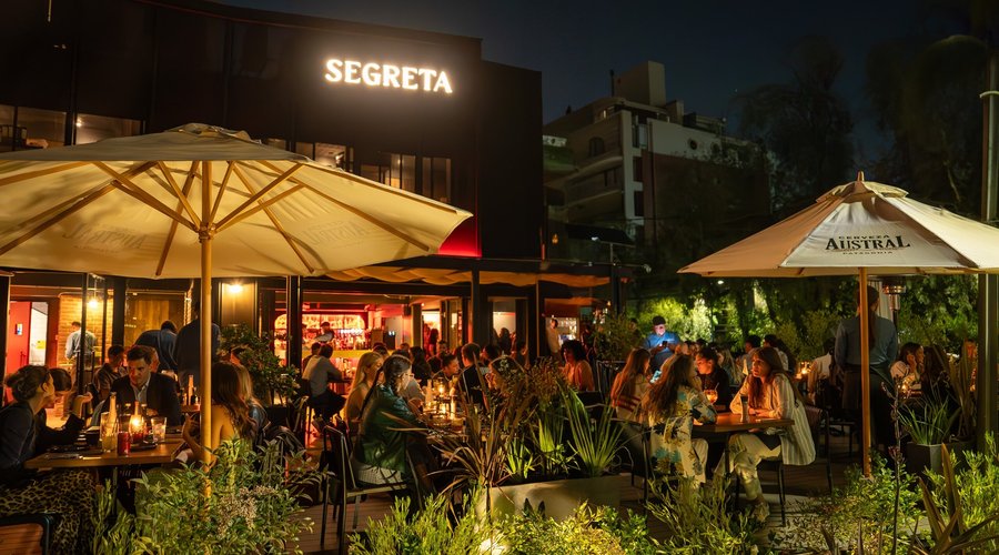 La mejor terraza en el corazón gastronómico de Santiago, Chile.