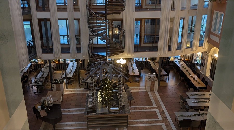 Stort hotell ved elven. Sentralt beliggende.