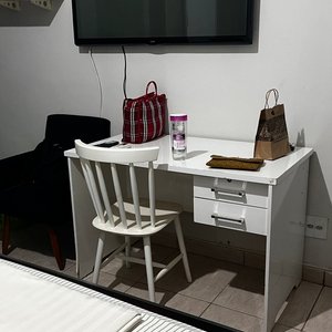 Quarto com ar condicionado , ventilador , enxoval impecável e de boa qualidade .