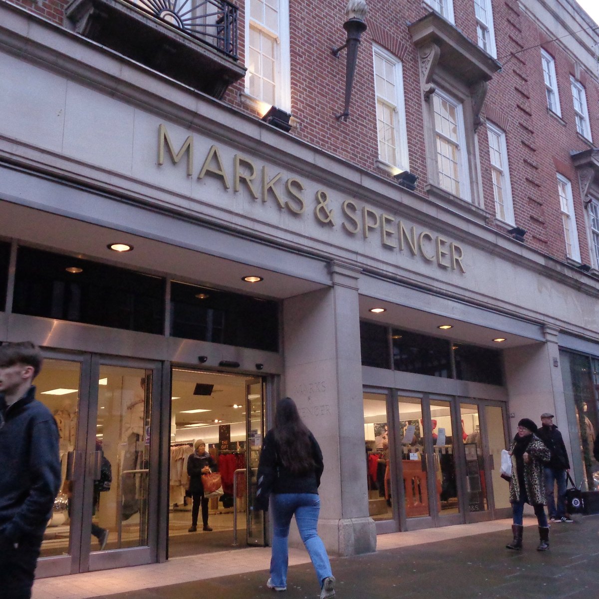 MARKS AND SPENCER: Tutto quello che c'è da sapere (2025)