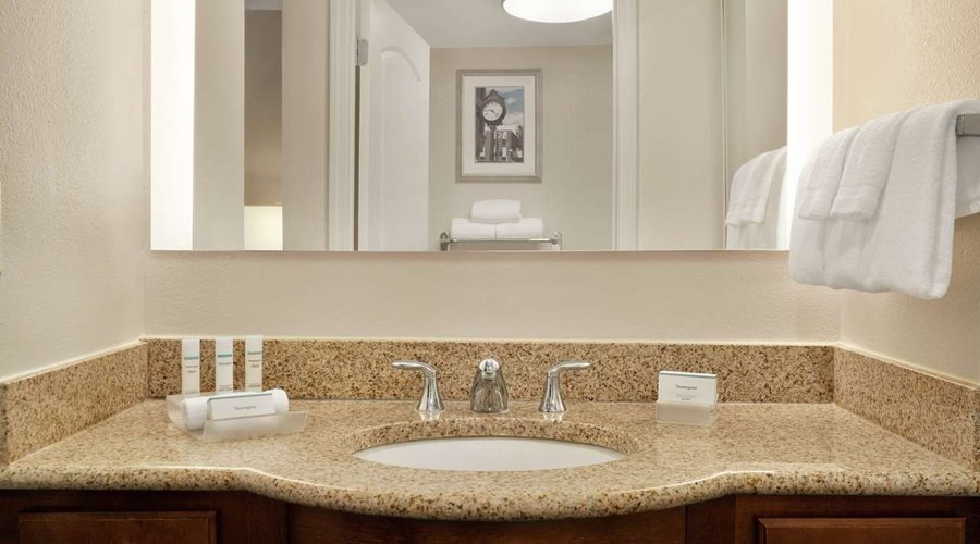 Guest room bath