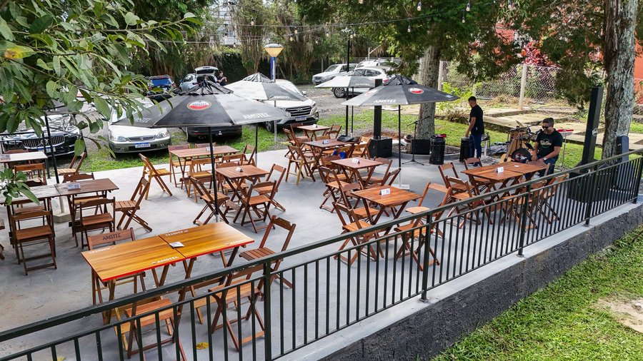 Venha relaxar e aproveitar a luz do sol em nosso charmoso deck.  