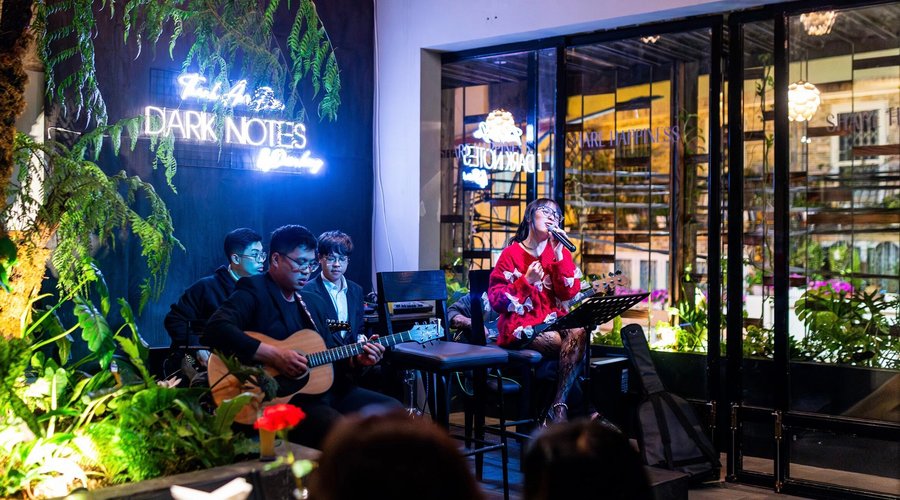 Không gian ấm cúng, giai điệu ngọt ngào từ Dark Notes cùng tiếng guitar mộc mạc khiến mọi tâm hồn đều rung động. Hãy đến và trải nghiệm những khoảnh khắc âm nhạc trọn vẹn nhất cùng chúng tôi.
