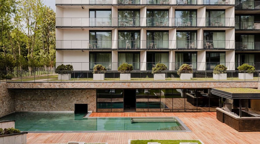 Exterior & outdoor pool