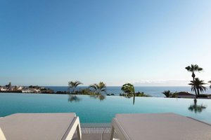 Pool & Beach