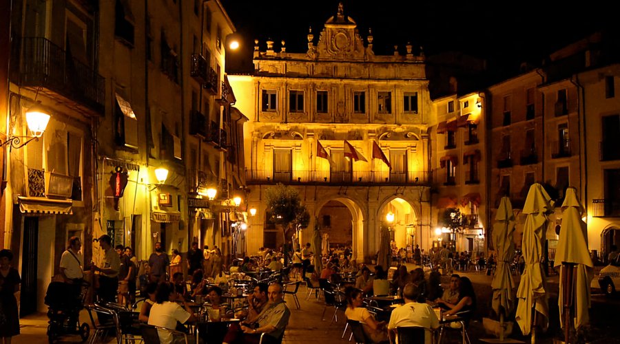 Souvenirs de nos Voyages -- Espagne - Castille La Mancha - Cuenca est une ville du centre de la péninsule Ibérique , et son centre médiéval perché sur un rocher est un des plus spectaculaire - Il est très agréable d'y flâner la nuit tombée et pourquoi pas de se régaler de quelques Tapas - 24.12.19 - Cliquer sur la photo pour découvrir la prise de vue complète