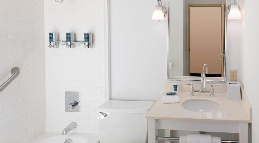 Guest Bathroom - Shower/Tub