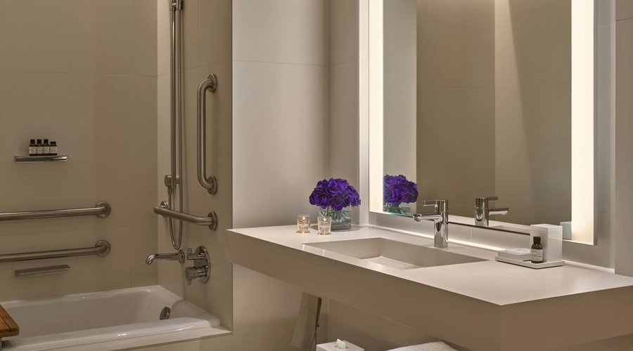 Loft Terrace Room - Accessible Bathroom