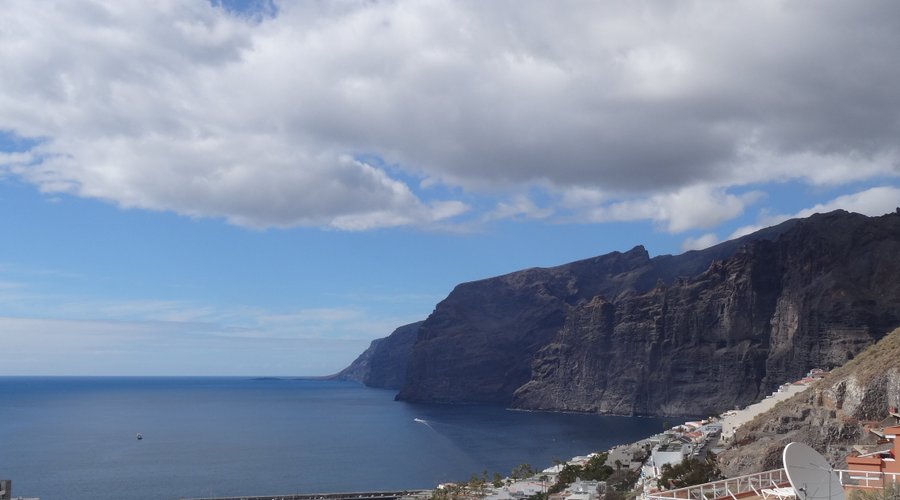 Los Acantilados de Los Gigantes son acantilados verticales a lo largo de la costa occidental de Tenerife...