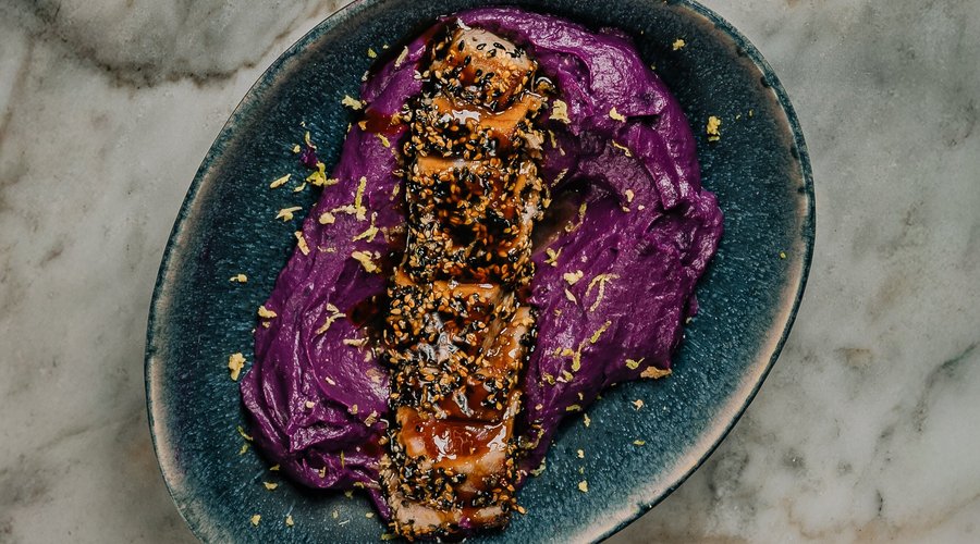 Tataki de Atum e Puré de Batata Doce Roxa