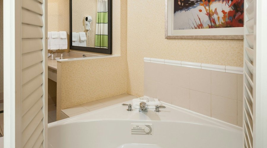 Spa King Guest Room Whirlpool