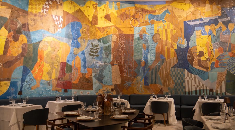Restaurante sofisticado no coração de Salvador. Rodeado pela história da cidade e dentro da sua construção cultural, oferecemos uma experiência inesquecível, mistura de arte, aromas e sabores. Sempre com a nossa senha de identidade, a excelência no atendimento e a afetividade, convidamos todo o mundo a conhecer a essência da Bahia.