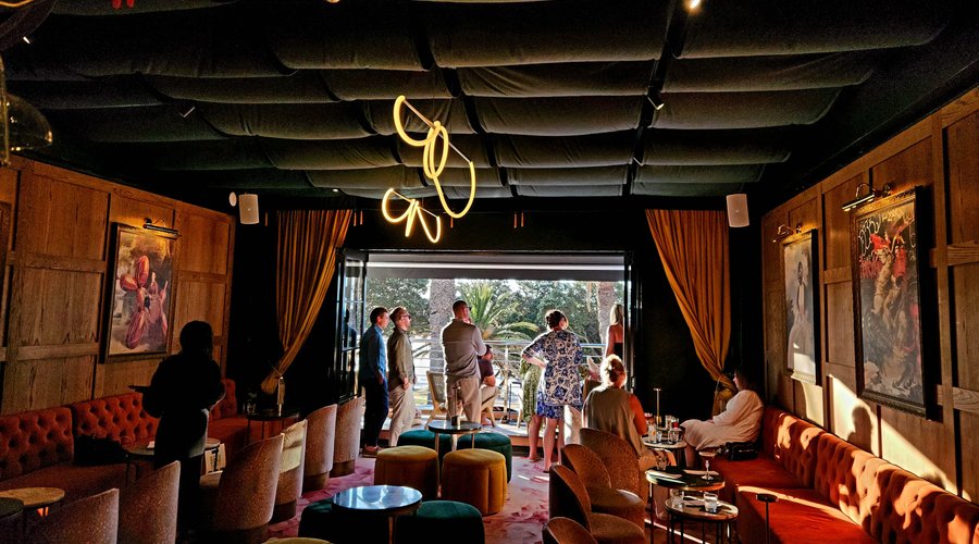 We offer a world-class cocktail experience in a laid-back atmosphere. An inclusive, exclusive intimate cocktail lounge on the Camps Bay strip. One of Cape Town’s best locations for a sundowner –with views over the Atlantic… We push the boundaries of innovation and imagination. Every sip unveils a blend of freshness, with locally sourced ingredients meticulously crafted with our own sodas, syrups, purées, cordials, shrubs, and liqueurs.