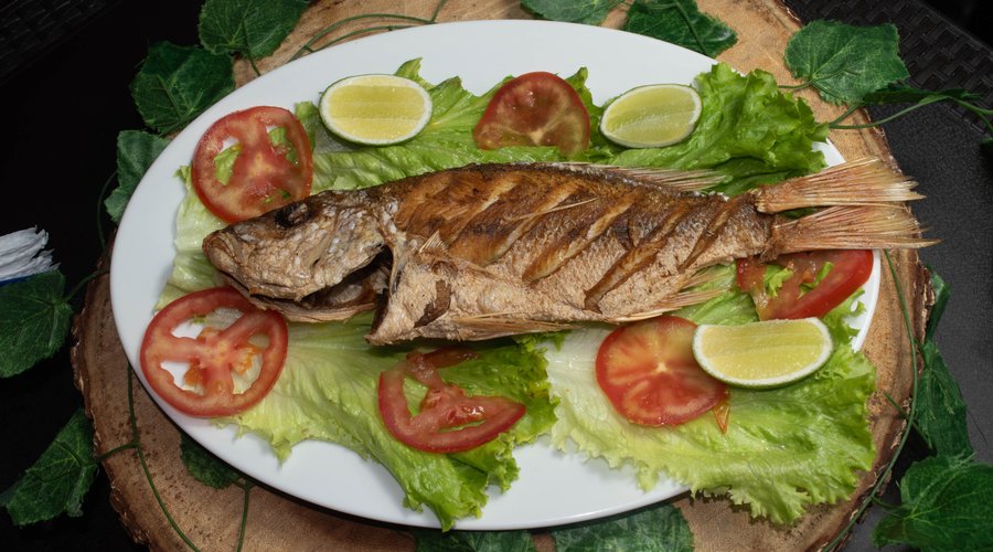 Pargo Frito: Un clásico de la cocina costeña que combina frescura y tradición. Este pargo, cuidadosamente seleccionado, es frito hasta alcanzar una textura crujiente por fuera y jugosa por dentro. Acompañado de guarniciones como patacones, arroz con coco o ensalada fresca, este plato es una explosión de sabor que transporta directamente al mar. ¡Perfecto para los amantes de los frutos del océano!
