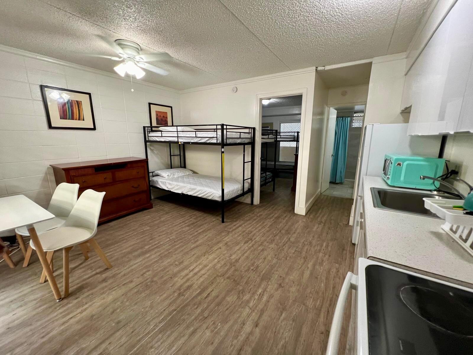 Waikiki Beachside Hostel by null