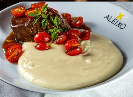 Medalhão de Filé Mignon com Salsa Mediterrânea  fresca e Aligot de Cará (Fillet Mignon Medallions with Fresh Mediterranean Salsa  and Yam Aligot)