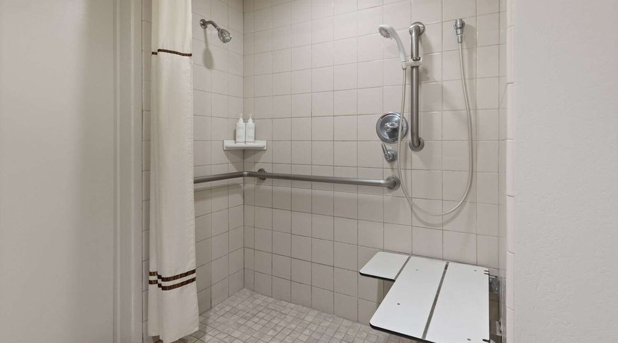 Guest room bath