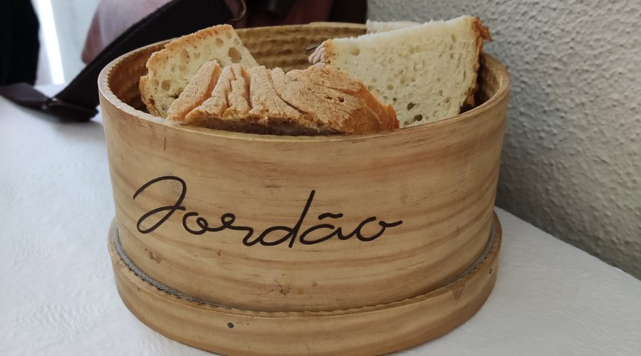 Panera con el logotipo del restaurante
