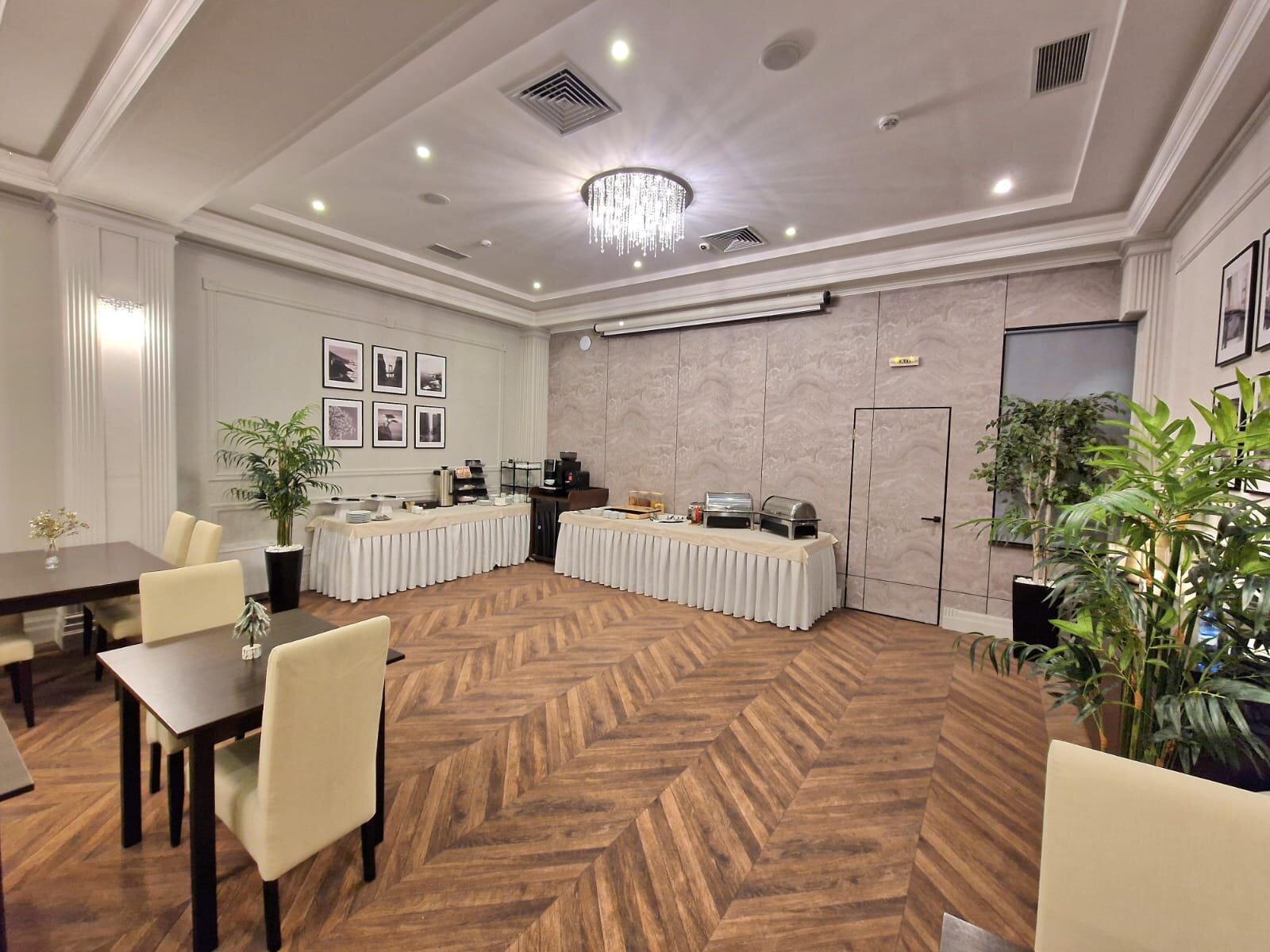 Regency Hotel by null