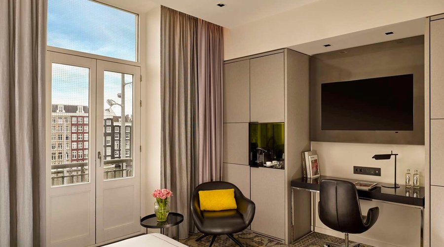 PPVA MKT Superior King Room Canal View