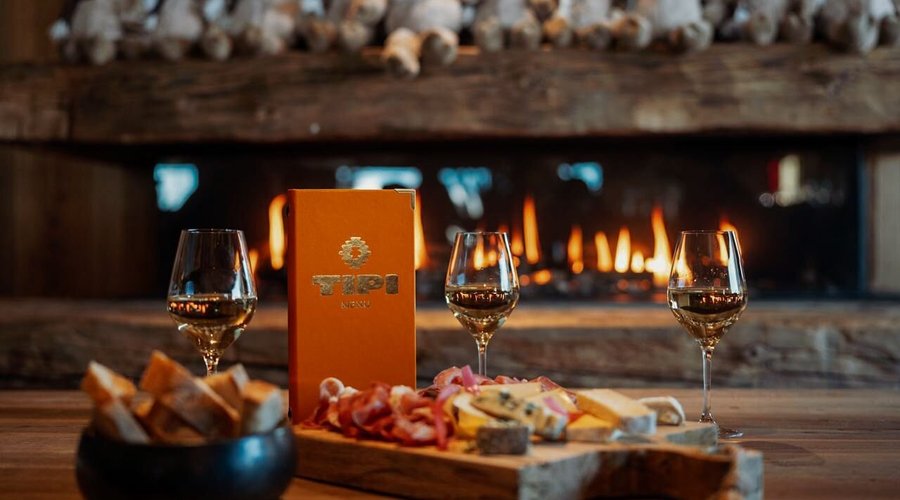 Une planche apéritive au coin de la cheminée en après-ski. An aperitif platter by the fireplace after a day on the slopes.  