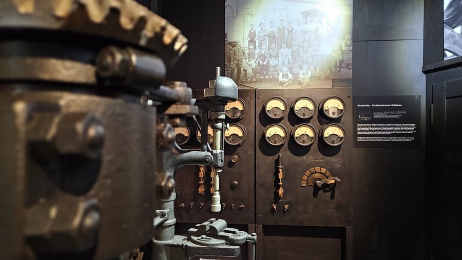 Die Sammlung des WAGI Museums ist ein bedeutendes Zeugnis der industriellen Geschichte der Schweiz, insbesondere im Bereich des Schienenfahrzeug- und Aufzugbaus. Sie umfasst eine vielfältige Auswahl an Objekten, die das Erbe der Wagonsfabrik Schlieren dokumentieren. Ergänzt wird die Sammlung durch Fotografien, Geschäftsdokumente und persönliche Gegenstände der Mitarbeiter