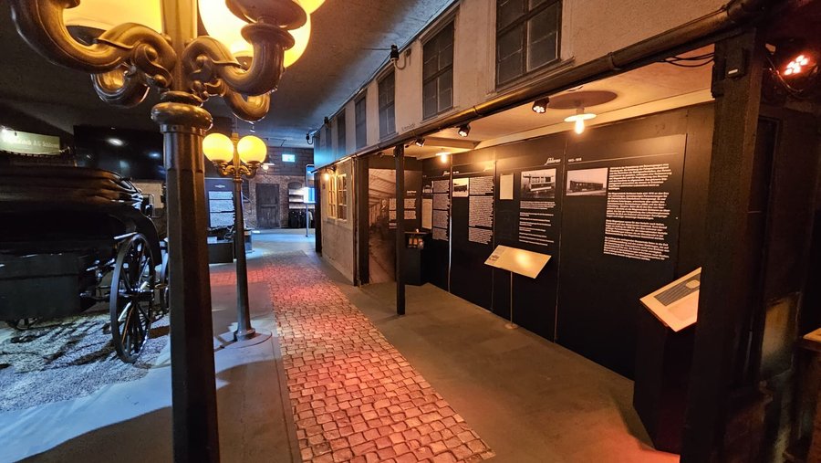   Die Sammlung des WAGI Museums ist ein bedeutendes Zeugnis der industriellen Geschichte der Schweiz, insbesondere im Bereich des Schienenfahrzeug- und Aufzugbaus. Sie umfasst eine vielfältige Auswahl an Objekten, die das Erbe der Wagonsfabrik Schlieren dokumentieren. Ergänzt wird die Sammlung durch Fotografien, Geschäftsdokumente und persönliche Gegenstände der Mitarbeiter 