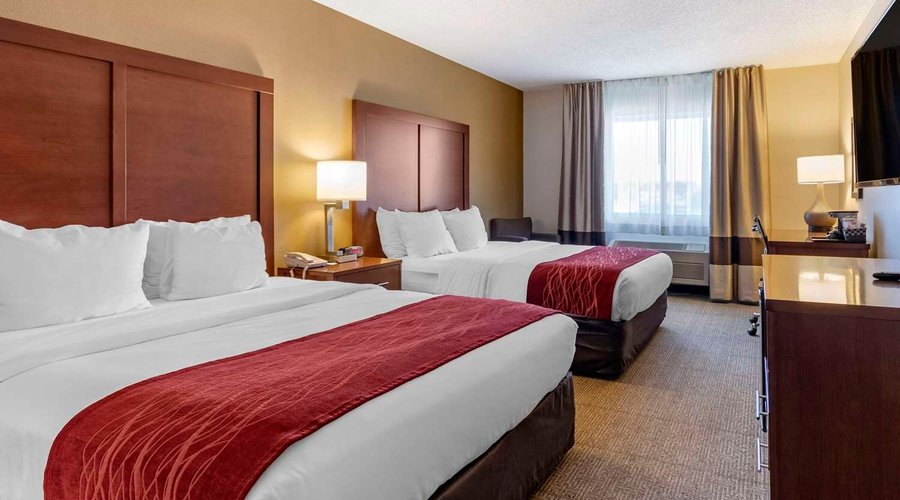 Guest room with queen bed(s)