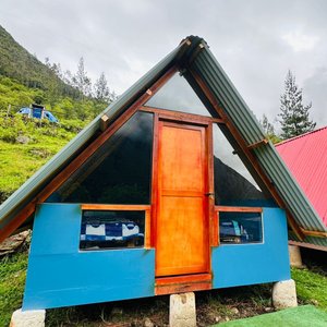 Nuestras cabañas son comodas y acogedoras, tienen amplias ventanas para poder observar el valle.