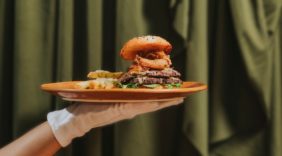 ✺ Our burger is more than a classic—it’s a gourmet experience. Made with high-quality ingredients and surprising flavors, it’s perfect for any craving