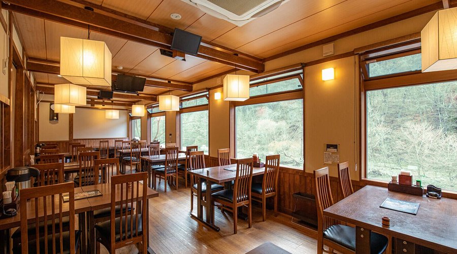 落ち着いた雰囲気の店内。 窓際のお席からは天竜川が一望できます。 バリアフリー設計ですので、車椅子の方もご来店可能です。