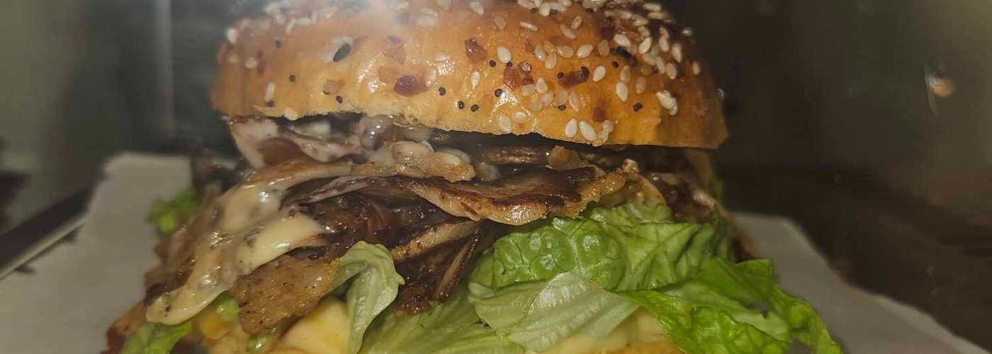 burger que vous avez composé  pain sésame, salade, champignon grillée, aubergine grillée, kebab, sauce pita