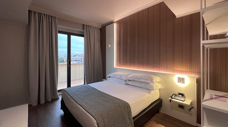 Cozy: comodo letto alla francese, aria condizionata, cassaforte, TV, telefono e WiFi.