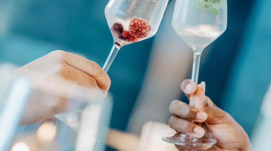 Ein Glas Prosecco trinkt man ganz entspannt in unserer Café Blu Bar.