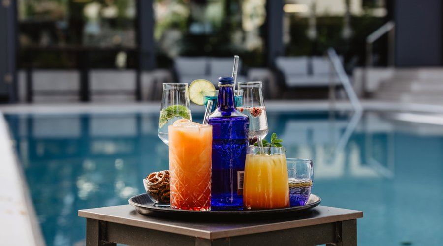 Die Cocktails aus der Café Blu Bar werden auf Wunsch auch an den Sole-Pool geliefert. Hier gibt es auch schicke Daybeds, groß genug für zwei, überdacht, kuschelig mondän sind immer inklusive.