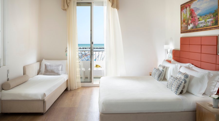Fronte Mare Tripla -Situata al 1° e 2° piano dell'Hotel, ospita fino a 4 persone  -Camera con un letto matrimoniale e un letto singolo/a castello -Balcone panoramico fronte mare  -Camera + bagno 20 mq, confortevole e moderna -Bagno con box doccia e asciugacapelli -Aria condizionata,Tv, telefono, cassaforte, minibar 
