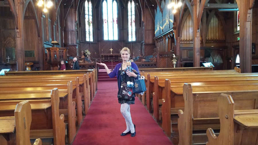 Eu no interior da Capela de Santa Maria fica ao lado da Holy Trinity Cathedral