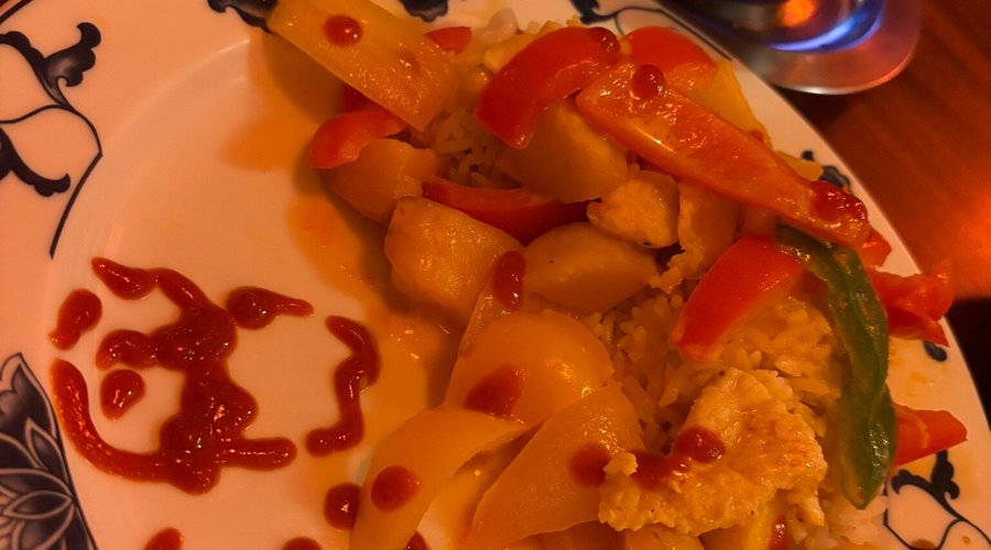 Gutes Restaurant in guter Zentraler Lage, leckeres Essen und sehr gemütlich eingerichtet. Komme definitiv wieder und teste die Garnelen 🍤 gebacken mit Gemüse in Curysauce