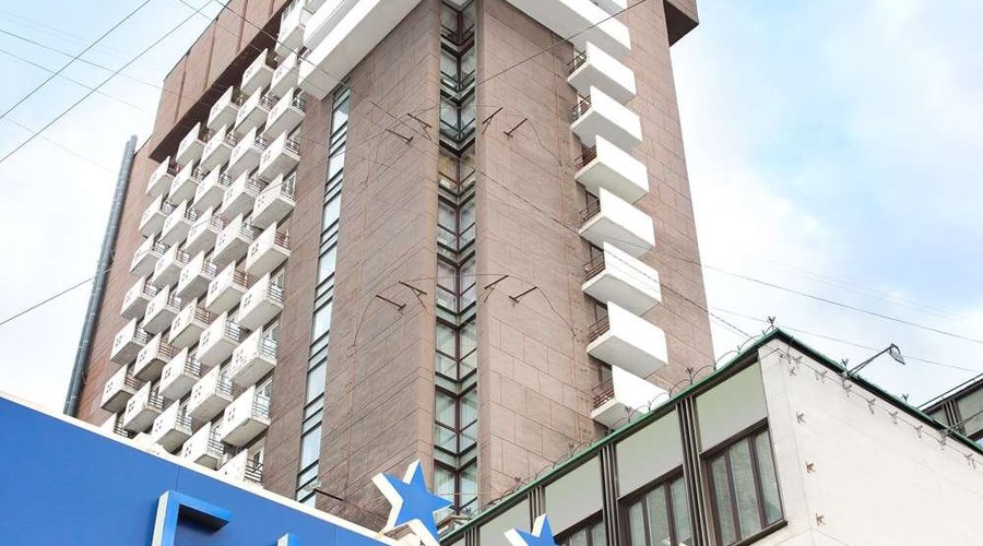Express hotel facade