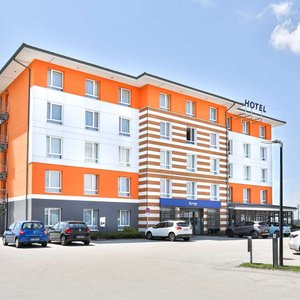 Kyriad Pontarliel Facade