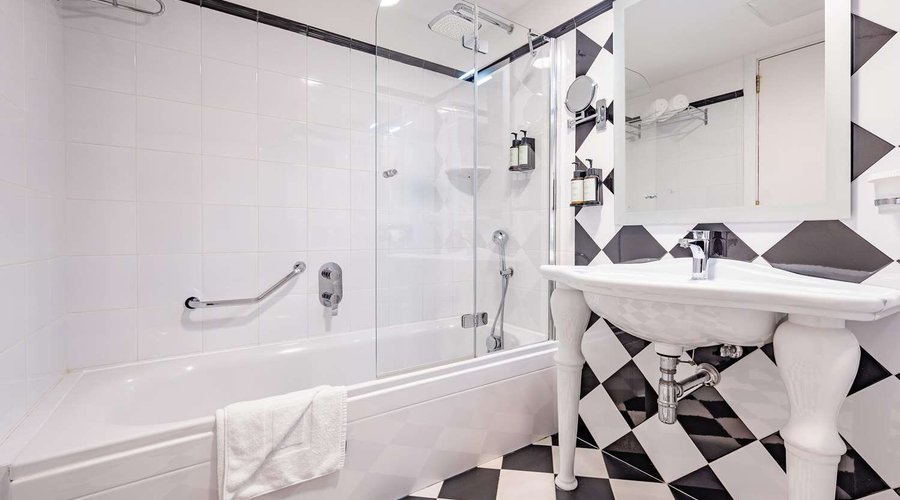 Guest room bath
