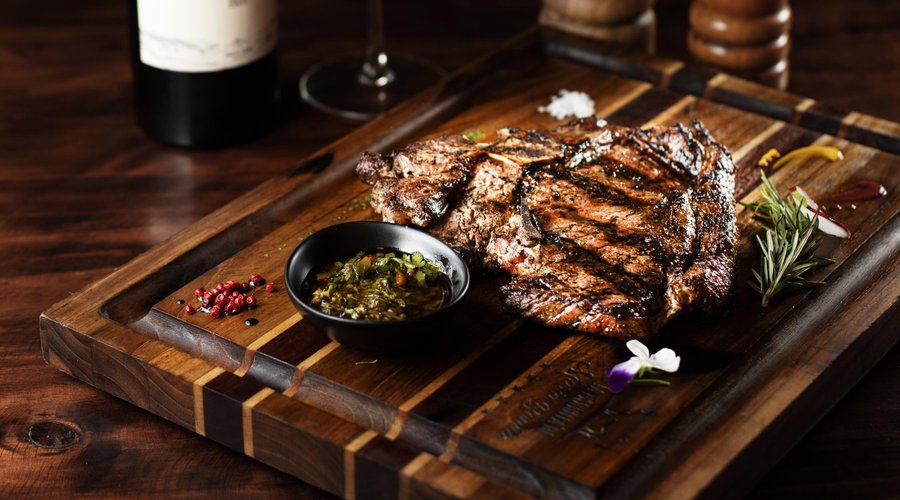 Nos especializamos en cortes de carne 100% certificados y de alta calidad, preparados a las brasas con carbón natural y a la parrilla para brindar una experiencia de sabor única. Además, nuestro menú ofrece ensaladas frescas, mariscos de la costa pacífica y caribe, entradas inspiradas en la cocina libanesa y deliciosos postres, todo elaborado con ingredientes locales de la mejor calidad.