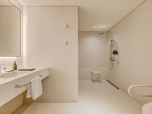 Guest room bath