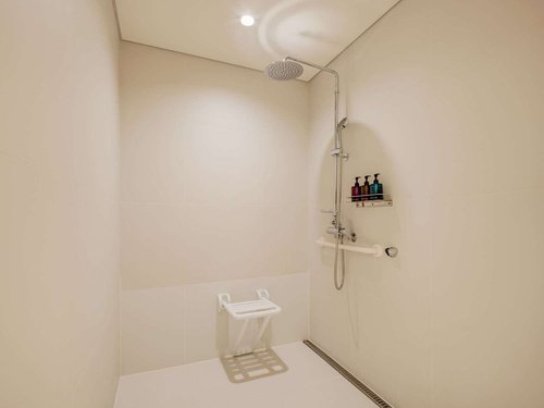 Guest room bath