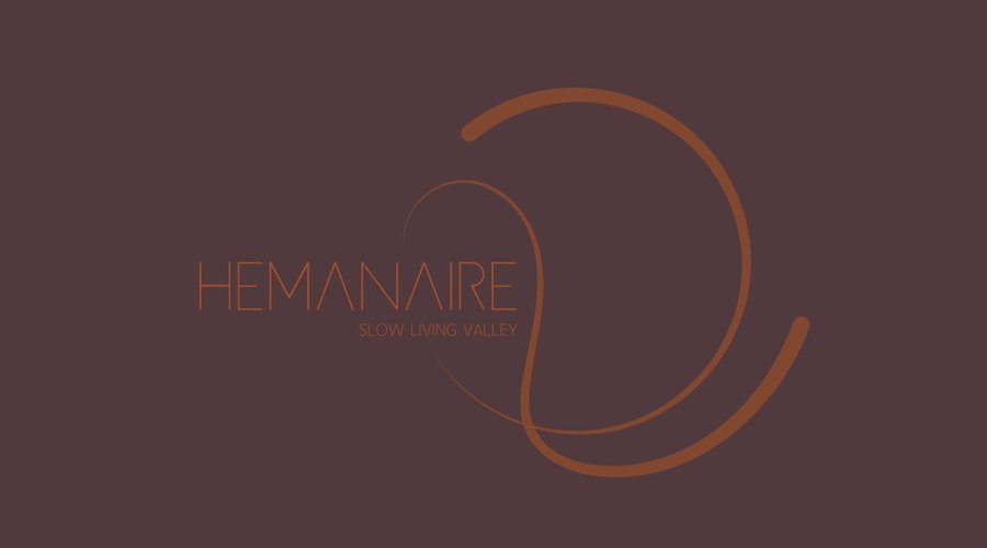 La tranquillità di un tramonto, il sapore di un pasto cucinato con ingredienti genuini e locali, la sensazione di benessere dopo una giornata trascorsa nella bellezza rude e autentica della Valle di Cremolino: Hemanaire è un invito a rallentare il ritmo, a godersi i piccoli piaceri della vita e a celebrare l’energia positiva della natura.
