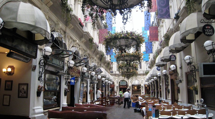 Souvenirs de nos Voyages -- Turquie - Istanbul - Certaines galeries dans Istiklal Avenue sont de toute beauté , c'est un vrai plaisirs de déjeuné sous ces immenses verrières - 25.01.15 - Cliquer sur la photo pour découvrir la prise de vue complète